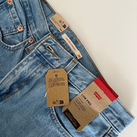 Levi’s LOW PRO Women’s Jeans - Light Stonewash Size 28 (size 6) - Picture 3 of 9